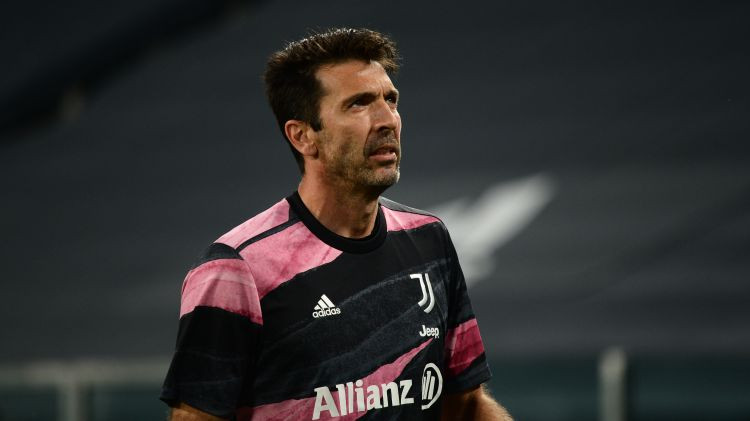 43 gadus vecais Bufons paziņo par Turīnas "Juventus" pamešanu pēc sezonas beigām