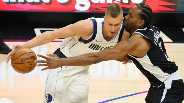 Porziņģim 14 punkti un uzvara sērijas pirmajā spēlē pret "Clippers"