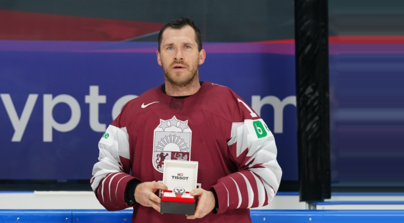 Latvijas hokeja izlase uz mājām lido bez Karsuma