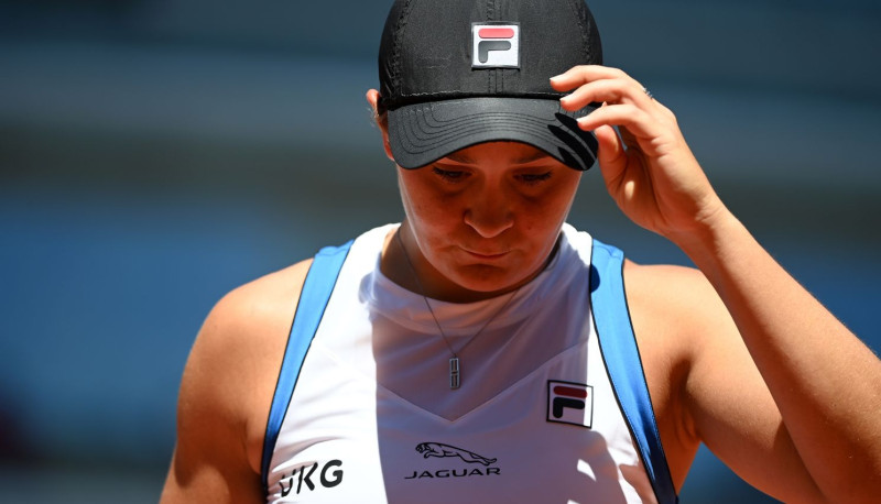 Bārtijai izmocīta uzvara, Suaresa Navarro atvadās no "French Open"