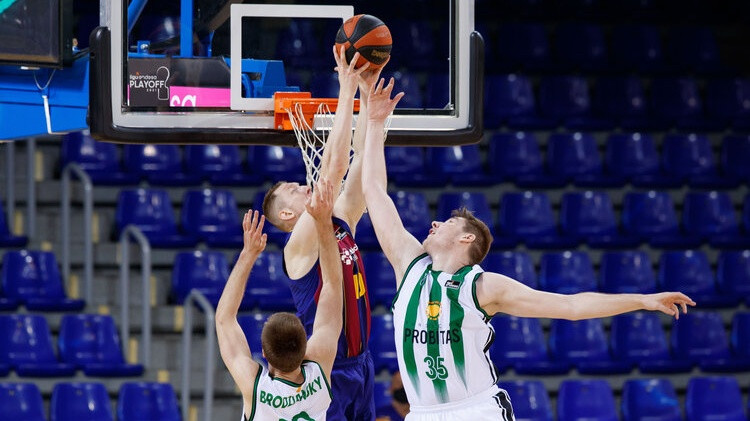 Šmita ''Barcelona'' dominē trešajā ceturtdaļā un iekļūst ACB pusfinālā