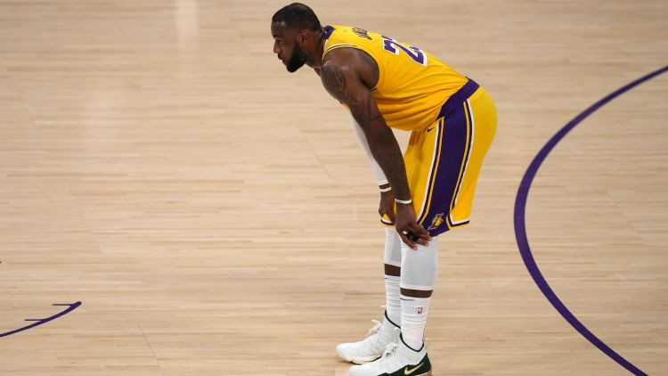 Bukera 47 punkti piespiež Losandželosas "Lakers" nolikt čempiones pilnvaras