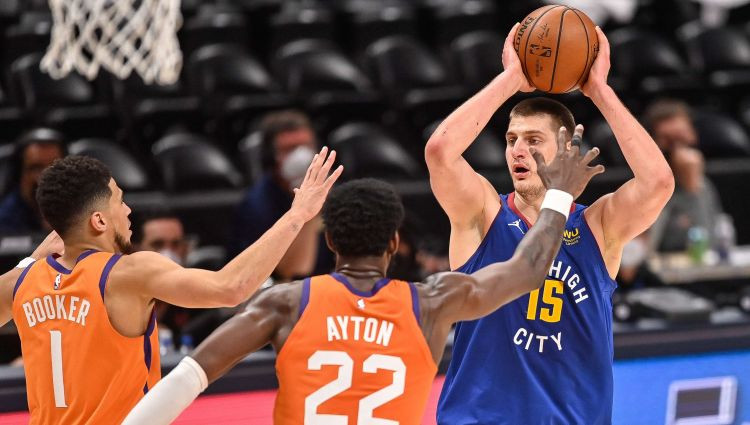 Jokiča lieliskais "triple-double" neglābj Denveru no 0-3 sērijā pret "Suns"