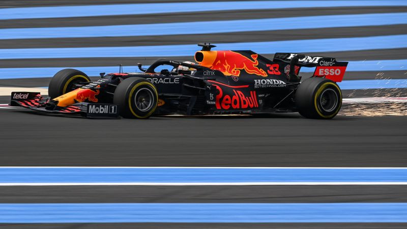 Verstapens piekto reizi karjerā uzvar kvalifikācijā, aiz viņa "Mercedes" piloti