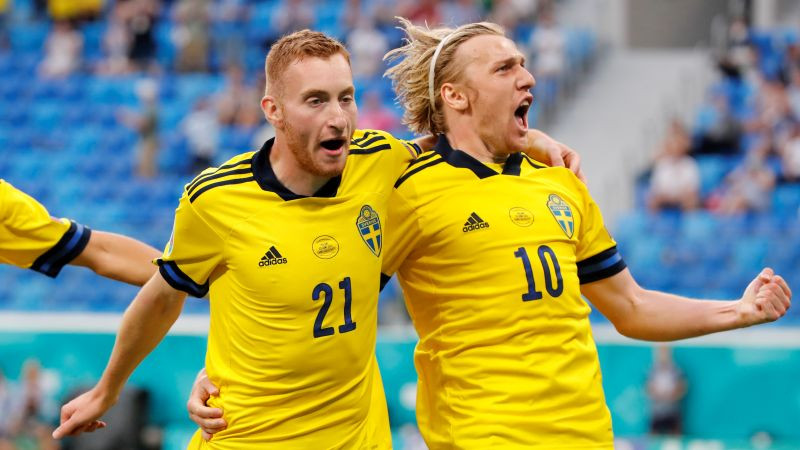 Levandovskim un Fošberjam pa dublim, Zviedrija trillerī uzvar un triumfē grupā
