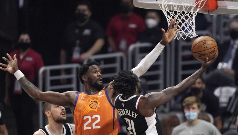 Eitonam 19+22+4, "Suns" uzvar un nonāk viena soļa attālumā no NBA fināla