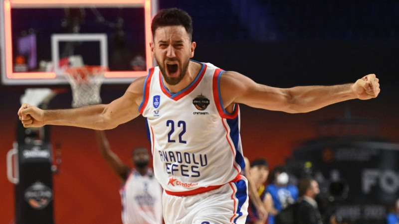Čempione "Anadolu Efes" pagarina līgumu ar Eirolīgas MVP Mičiču