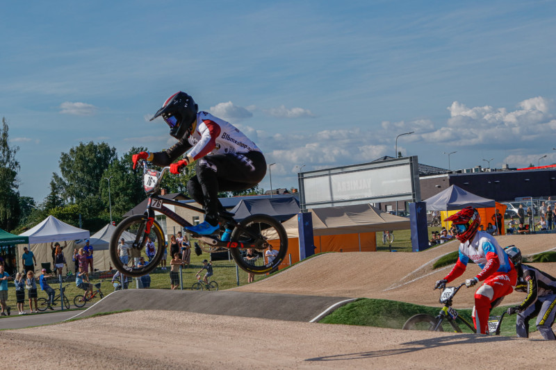 Babris aizraujošā cīņā Valmierā uzvar BMX Latvijas kausa 1. posmā