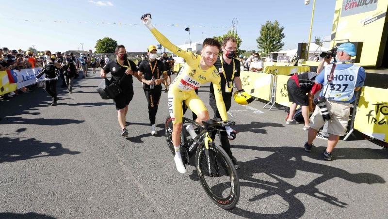 "Tour de France" čempions Pogačars pagarina līgumu ar AAE komandu līdz 2027. gadam