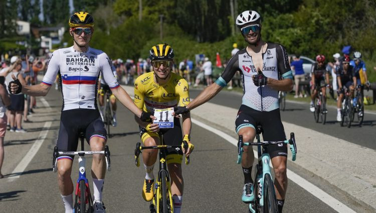 Pogačars otro gadu pēc kārtas triumfē "Tour de France", Kavendišam izpaliek rekords