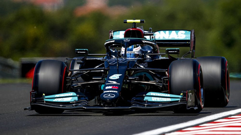 "Mercedes" piloti ātrākie otrajā treniņā, Verstapens sūdzas par problēmu