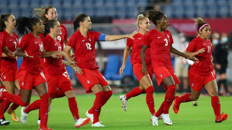 Kanādas futbolistes 11 metru sērijā izslēdz Brazīliju, austrālietes satriec Lielbritāniju