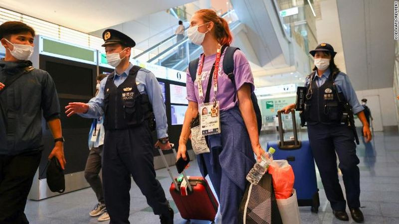 Baltkrievija mēģina ar varu no Tokijas mājup aizgādāt funkcionārus kritizējušu sprinteri