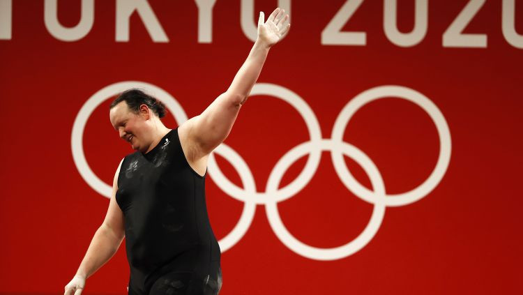 Ķīnas jaunā svarcēlāja Li dominē, pirmoreiz OS sacensībās piedalās transpersona