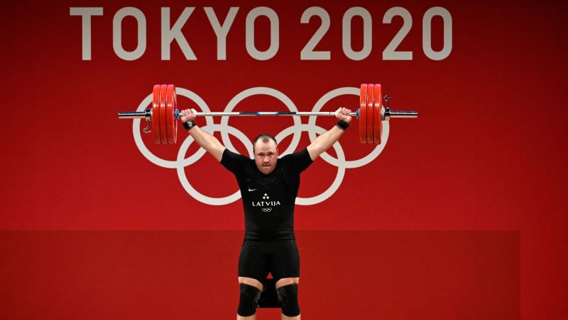 Plēsnieks grūšanā labo Latvijas rekordu un izcīna olimpisko bronzas medaļu