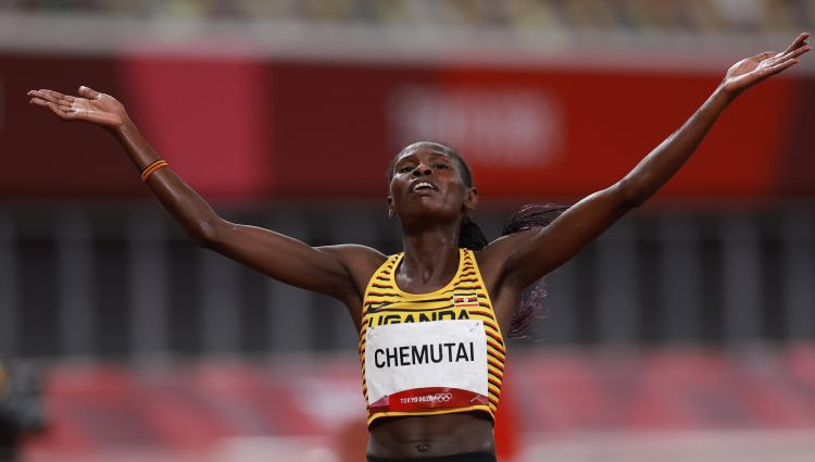 Ugandas skrējēja raksta savas valsts vēsturi un izcīna zeltu 3000 m šķēršļu skrējienā