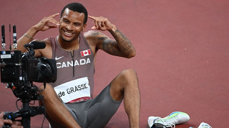 Kanādietis de Grass 200 metros apsteidz trīs amerikāņus un beidzot kļūst par čempionu