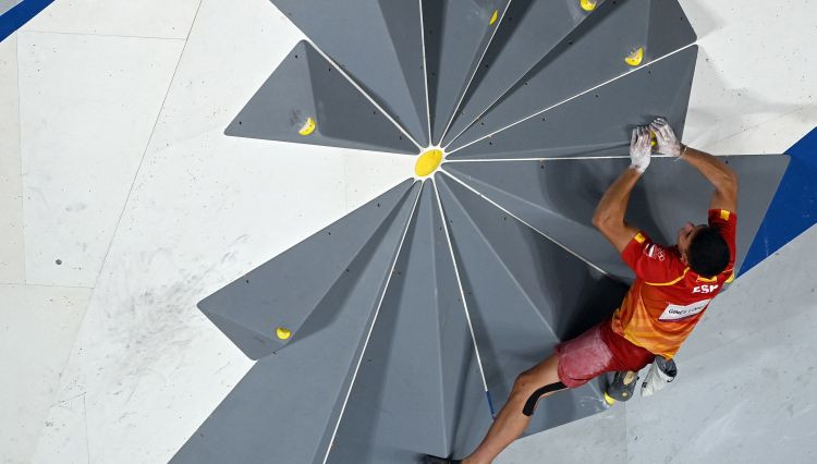 Klinšu kāpšanā pirmo OS zeltu iegūst Lopess, Ondra tikai sestais