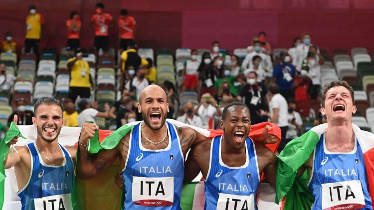 Itālija triumfē arī sprinta stafetē, jamaikietei Tompsonei-Herai trešais zelts Tokijā
