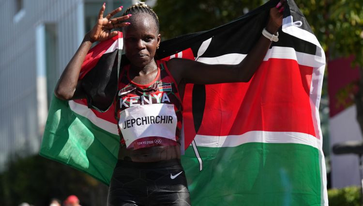 Kenijas skrējēja Jepčirčira izcīna olimpisko zeltu maratonā