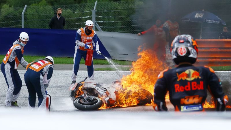 "MotoGP" sezona atsākas ar degošiem motocikliem un debitanta Martina uzvaru
