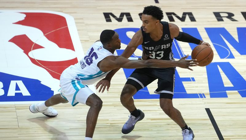 "Spurs" talantam Džounsam 34+8+9, "Suns" spēlētājs Smits tiek pie 21+11