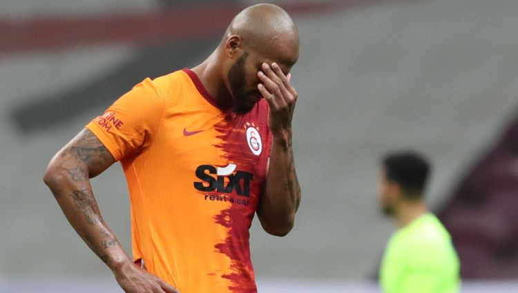 "Galatasaray" futbolists noraidīts par sitienu komandas biedram