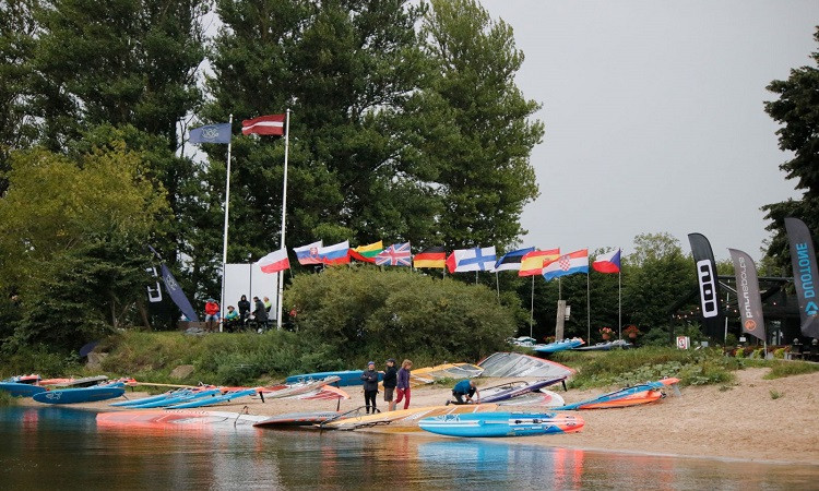 Slovākijas burātājs līderos pēc 2.dienas Pasaules čempionātā vindsērfingā Raceboard klasē