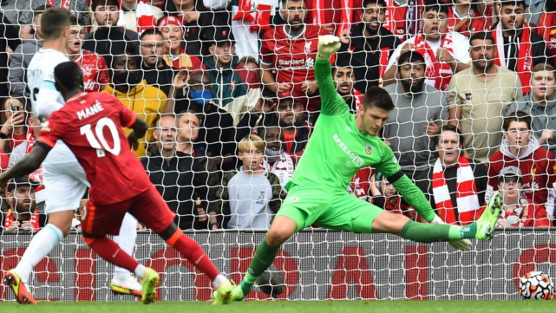 ''Liverpool'' pilnā ''Anfield'' stadionā pieveic ''Burnley'' un tiek pie otrās uzvaras