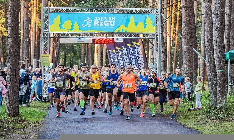 Ar vairākkārtējo Latvijas čempionu uzvarām noslēdzies “Izskrien Rīgu” skriešanas seriāls