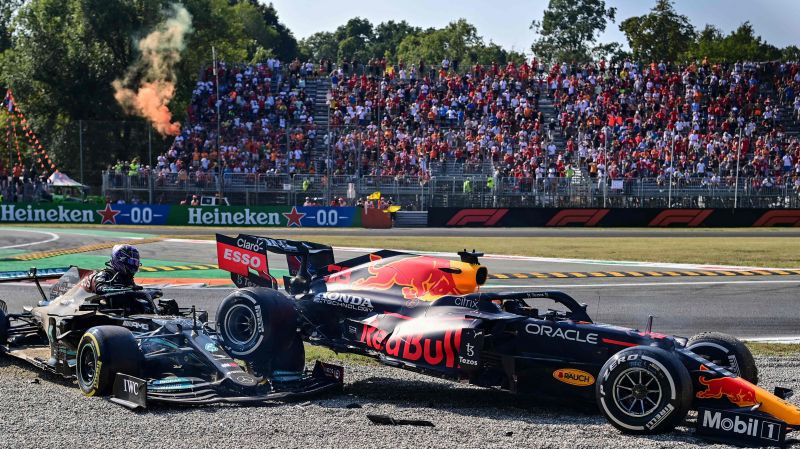 Verstapens un Hamiltons divcīņā avarē, "McLaren" pirmā dubultuzvara 11 gados