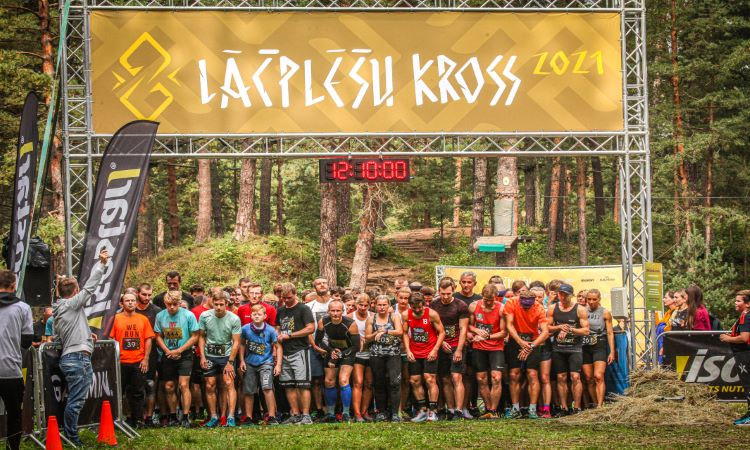Latvijas čempionātu medaļnieki galvgalī šķēršļu skrējienā ''Lāčplēšu kross'' Mežaparkā