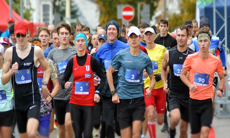 Latvijas rekordisti vieglatlētikā un medaļnieki triatlonā sacentušies skrējienā Daugavpilī