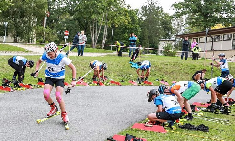 Latvijas čempionāts rollerslēpošanā noslēdzas ar interesanto duatlonu Siguldā