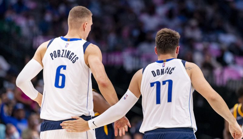 Porziņģim 17 punkti pirmajā puslaikā, "Mavericks" ar +68 sabradā "Hornets"