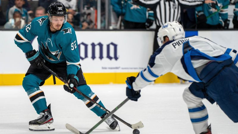 Balcers pastrādā vārtu priekšā un gūst uzvaras vārtus "Sharks" pirmajā spēlē