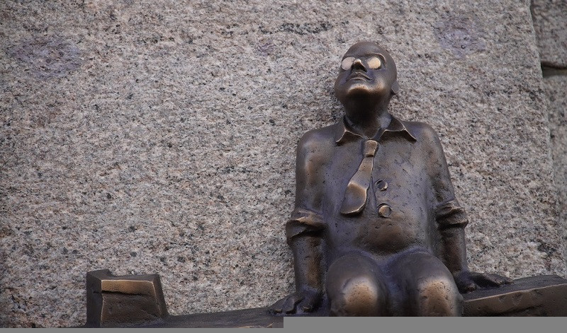 Atklāts Aivara Vilipsōna veidots Aleksandra Čaka piemiņas cilnis