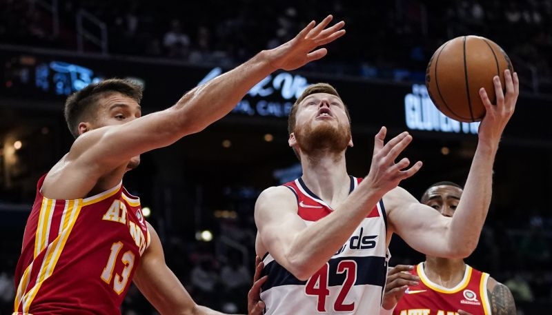 Bertānam 10 punkti, "Wizards" pārspēj "Hawks", izcīnot ceturto uzvaru šosezon