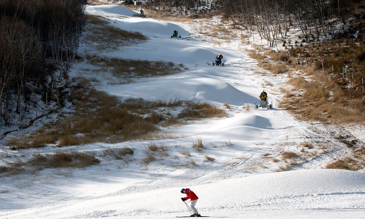Bažas par sniega trūkumu olimpisko spēļu kalnu slēpošanas trasē