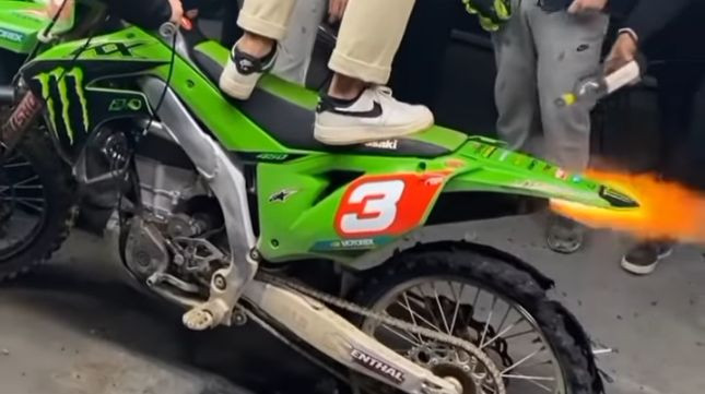 Video: Fevrs pēc zaudējuma mēģina nokaut savu MXGP motociklu