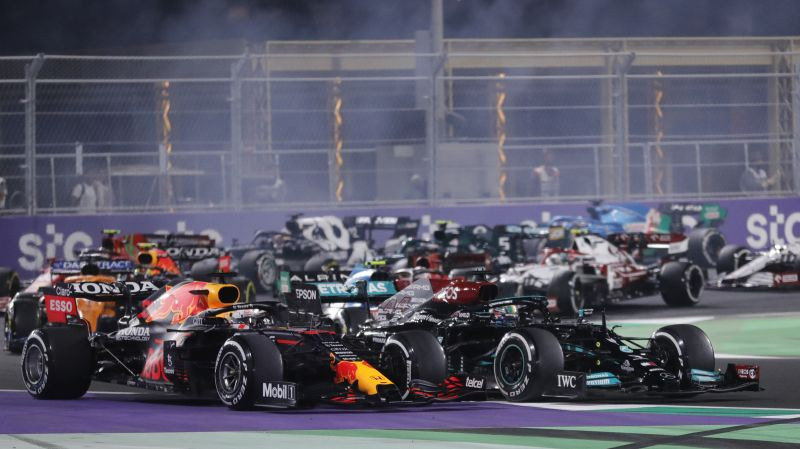 F1 trilleris Saūda Arābijā ar trim startiem: Hamiltonam uzvara, kopvērtējumā neizšķirts
