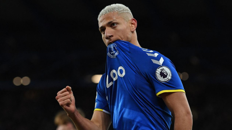 Rišarlisons gūst trīs vārtus, taču ieskaita tikai vienus, Greja supersitiens sarūgtina "Arsenal"