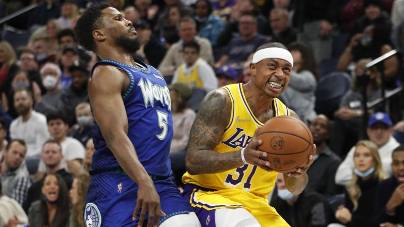 Tomass "Lakers" atgriešanās spēlē iemet 19, Karijam pieci tālmetieni Bostonā