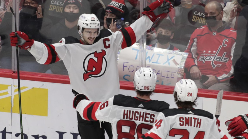"Devils" pārspēj līderi "Capitals", Vegasa izglābjas deviņas sekundes pirms beigām