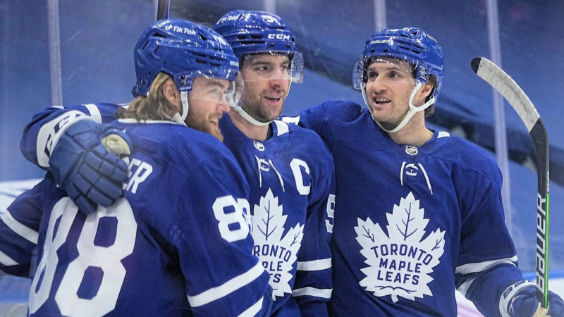 "Maple Leafs" turpina uzvaru sēriju, iedzenot "Oilers" vēl lielākā bedrē