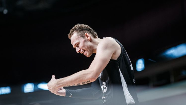 Gulbis 16 minūtēs gūst 20 punktus, VEF pārbaudē pieveic lietuviešus