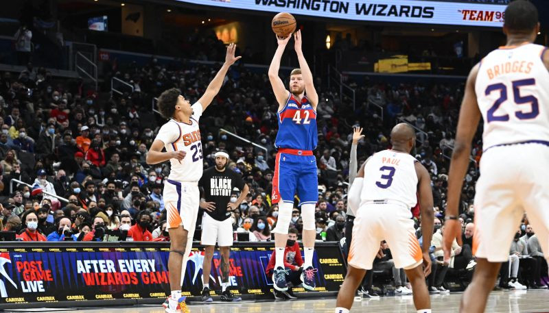 Bertāns tiek pie iespējas, "Wizards" nespēj izrādīt pretestību līderei "Suns"