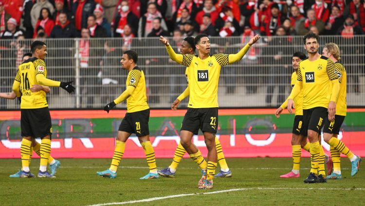 ''Borussia'' izmanto iespēju pietuvoties līderei ''Bayern'' līdz sešiem punktiem