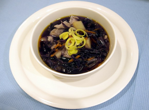 Sarkano kāpostu zupa