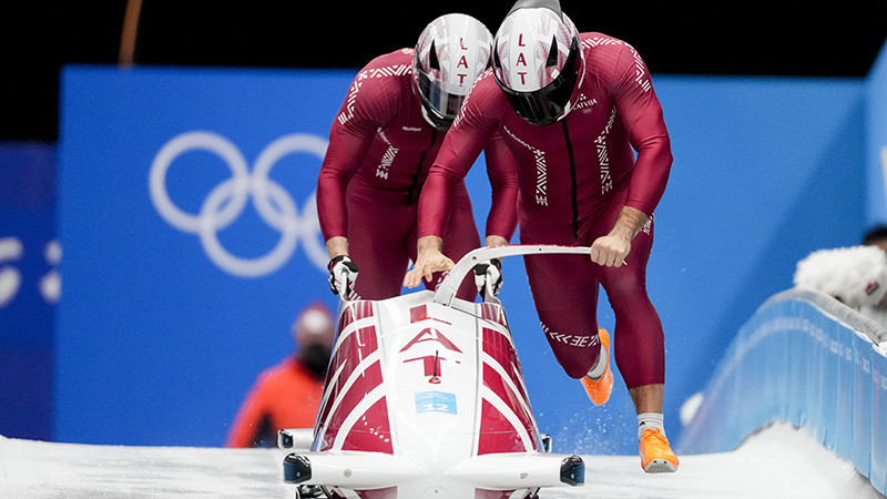 Latvieši Pekinā: bobslejisti dalīs divnieku medaļas